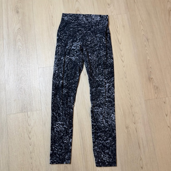 Lululemon Black and White Align Leggings - Picture 5 of 8